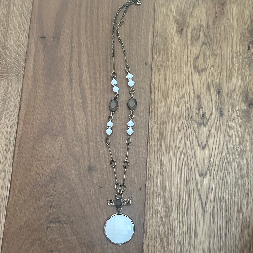 Elegant Gold and White Necklace with Pendant
